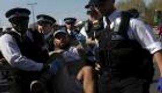 بالصور .. اعتقال 1065 ناشطاً بيئياً خلال 8 أيام في لندن