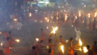 بالصور .. هندوس يتراشقون بالنيران ضمن مهرجان سنوي في الهند