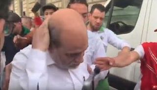 مئات الجزائريين يطردون الإخواني أبوجرة سلطاني في باريس