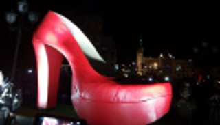 تونسي يصمم أكبر حذاء نسائي في العالم