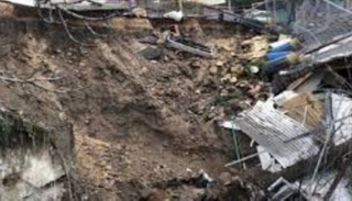 الانهيار الأرضي سببه أمطار غزيرة هطلت على المنطقة