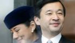 إمبراطور اليابان الجديد.. حياة حافلة بكسر التقاليد