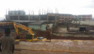 المبنى الذي يشيد في منطقة الانهيار الأرضي