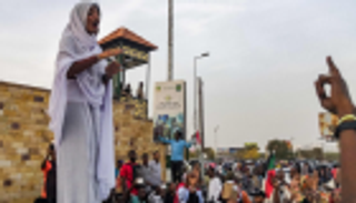 الكنداكة آلاء صلاح.. الأميرة المتوجة بأكاليل الثورة والأمل في السودان