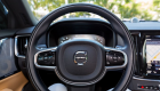 فولفو تضيف لسياراتها خاصية التواصل عن بعد داخل أوروبا