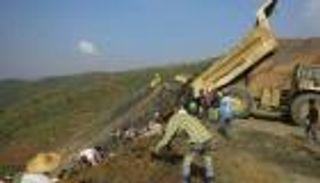 قتيلان و50 مفقوداً إثر انزلاق التربة في أحد مناجم بورما