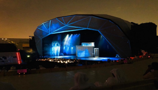 عرض "ألف ليلة وليلة" على مسرح المجاز في الشارقة.