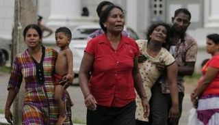 أسر الضحايا يبكون ذويهم بعد التفجيرات