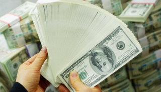 الدولار يتحرك بشكل طفيف أمام اليورو والإسترليني