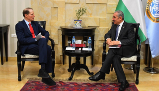 اشتية خلال لقاء السيناتور الأمريكي