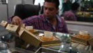 الذهب يهبط بعد بيانات أمريكية خففت مخاوف تباطؤ الاقتصاد