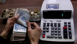 الليرة التركية تدفع ثمن تراجع الاقتصاد