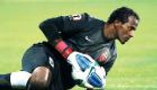 حارس شباب الأهلي يشيد بمدربه قبل نهائي كأس رئيس الدولة