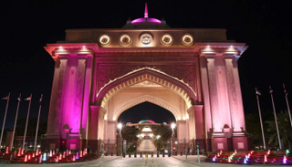 معالم أبوظبي تكتسي بعلم سريلانكا تضامنا مع ضحايا الإرهاب