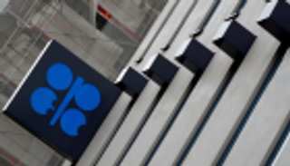 مخزون النفط الأمريكي يرتفع 6.9 مليون برميل متجاوزا التوقعات