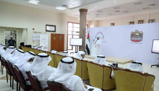 محمد مطر الكعبي خلال استعراض أنشطة البرنامج.