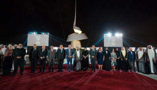 حاكم الشارقة خلال النصب التذكاري.