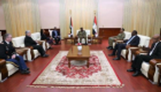 وفد أمريكي يلتقي البرهان ويطالب بحكومة مدنية في السودان