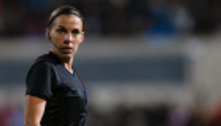 فرابارت أول سيدة تدير مباراة للرجال في تاريخ الدوري الفرنسي