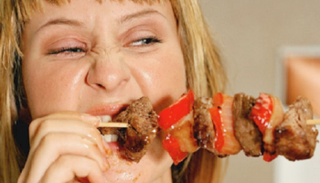 علماء يكتشفون سبب الاستمرار في تناول الطعام دون الحاجة إليه - أرشيفية