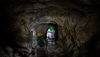 عمال في منجم صغير - أرشيفية