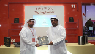 جانب من حفل توقيع كتاب "زايد .. أوسمة وجوائز" في معرض أبوظبي للكتاب