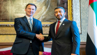 الشيخ عبدالله بن زايد آل نهيان خلال لقائه وزير خارجية بريطانيا