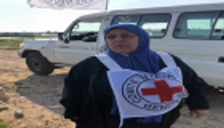 الفلسطينية آمال العويني.. 37 عاما من العمل الإنساني