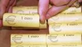 اليورو يقترب من أقل سعر له في 22 شهرا