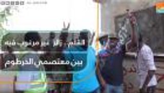 القلم.. زائر غير مرغوب فيه بين معتصمي الخرطوم