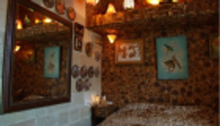 بـ3 آلاف قطعة يدوية.. لبناني يحول منزل لبيت ضيافة غير تقليدي