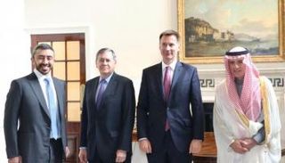 الشيخ عبدالله بن زايد آل نهيان وأعضاء اللجنة الرباعية