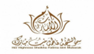 الشيخة فاطمة بنت مبارك تتلقى الطبعة الخاصة من "ثلاثية الشيخ زايد"