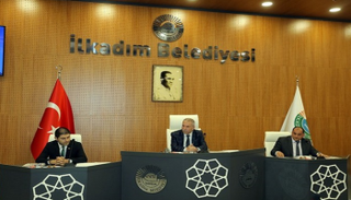 الرئيس الجديد لبلدية "إلك آدم" خلال اجتماع مع موظفيه