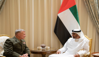 محمد بن زايد خلال لقاء قائد القيادة المركزية الأمريكية