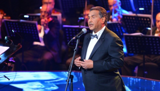 محمد عبده خلال حفل دار الأوبرا المصرية