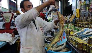 أعراض التسمم الغذائي للفسيخ تظهر  بعد 8 ساعات من تناوله