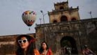 بالصور.. 280 دولارا لمغامرة بالمنطاد مدتها 40 دقيقة في فيتنام