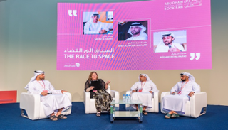 جانب من جلسة "السباق إلى الفضاء" في معرض أبوظبي الدولي للكتاب.