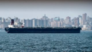 عقوبات واشنطن تخنق مادورو.. سريان الحظر الأمريكي على نفط فنزويلا 