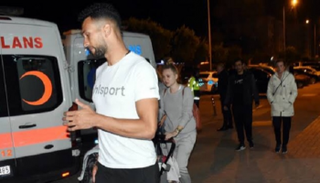 سيارات الإسعاف أثناء نقل المصابين في الحادث