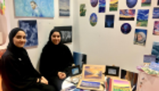 "جرعة من الفضاء".. إماراتيات يلامسن السماء بريشتهن في "أبوظبي للكتاب"