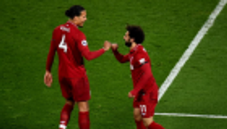 صلاح يهنئ فان ديك بجائزة أفضل لاعب في البريمييرليج