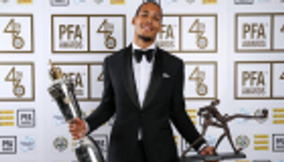 فان ديك يشكر أنديته السابقة بعد جائزة لاعب العام في إنجلترا