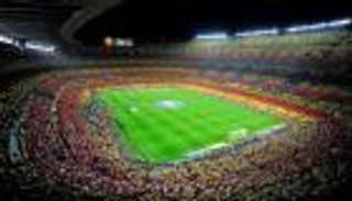 بالصور.. جماهير برشلونة تجهز رسالة في مباراة ليفربول