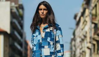 الأزرق الكهربائي موضة صيف 2019.