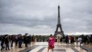 40 مكتنزة في عرض أزياء أمام برج إيفل: جسمي جميل