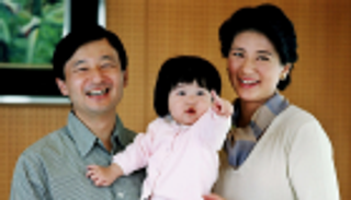 إمبراطور اليابان الجديد وزوجته يتحديان قرونا من التقاليد