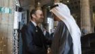 محمد بن زايد وماكرون يبحثان هاتفيا تعزيز علاقات التعاون