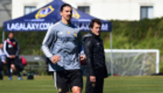 مدرب إبراهيموفيتش يقارنه بميسي ورونالدو